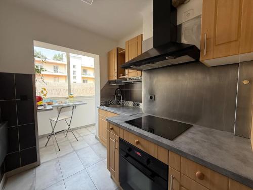 une cuisine avec un évier et une cuisinière four supérieur dans l'établissement 3BD Appartement Juan-les-Pins Antibes near beach and centre, à Antibes