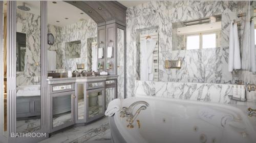 une salle de bain blanche avec une baignoire et un lavabo dans l'établissement Villa la mer, à Roquebrune-Cap-Martin