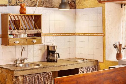 a kitchen with a sink and a counter top at Acogedora Casa Rural en Gran Canaria in La Culata