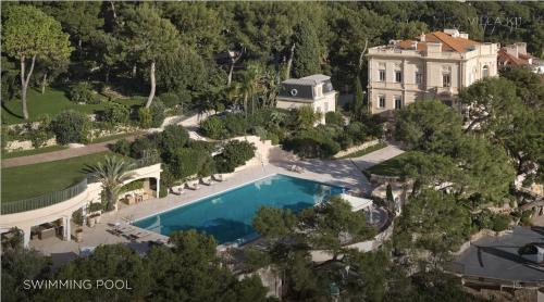  Elle offre une vue aérienne sur une demeure de caractère dotée d'une piscine. dans l'établissement Villa la mer, à Roquebrune-Cap-Martin