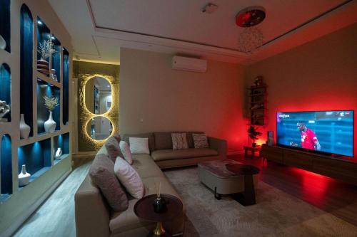 2br Top floor APT with sea view