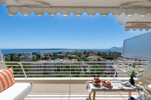 un balcon avec vue sur une ville dans l'établissement 2-Br Apartment with Sea View Terrace Cannes, à Cannes