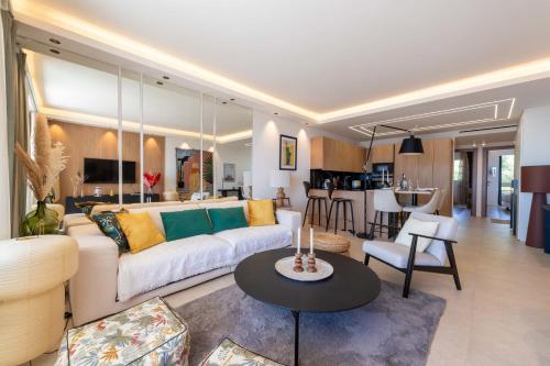 un salon avec un canapé et une table dans l'établissement 2-Br Apartment with Sea View Terrace Cannes, à Cannes
