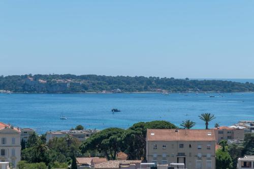 2-Br Apartment with Sea View Terrace Cannes