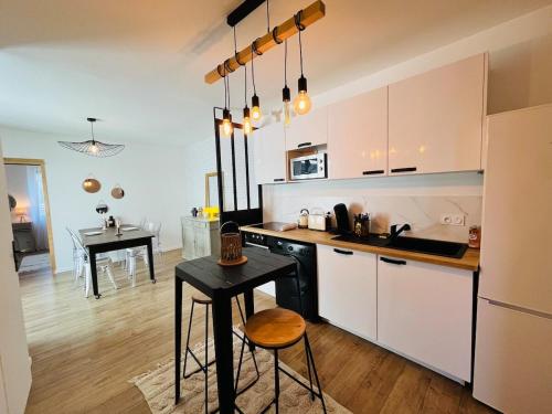 une cuisine avec une table et un comptoir dans l'établissement Casa Belfort - T2, à Angers