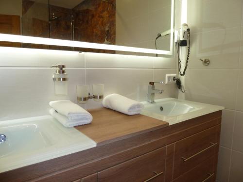a bathroom with a sink and a mirror at Ferienwohnung Gome in Meßkirch
