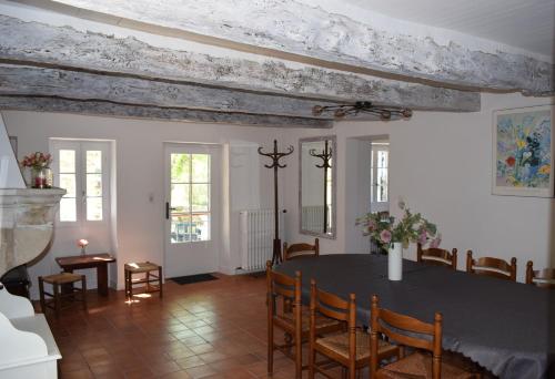 une salle à manger avec une table et des chaises dans l'établissement Maison de Céline en pleine Nature avec vue Montagnes et Jacuzzi, à Châteauneuf-de-Bordette