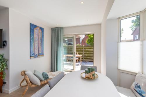 a living room with a bed and a couch at Vakantiehuis Westkapelle dichtbij strand in centrum in Westkapelle