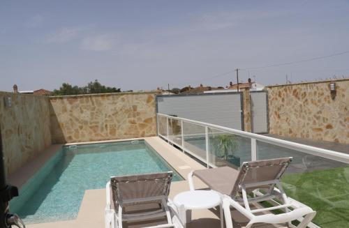 a swimming pool on the roof of a house at Casa el rincon de la Rosa II in Conil de la Frontera