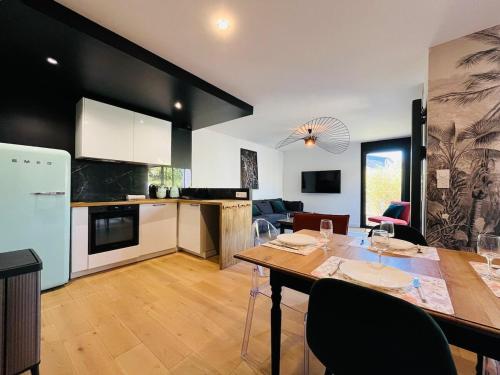 une cuisine et un salon avec une table et des chaises dans l'établissement Casa Belfort - T3, à Angers
