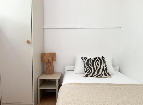Ένα ή περισσότερα κρεβάτια σε δωμάτιο στο Urban Jungle Apartment 2 - Free Parking