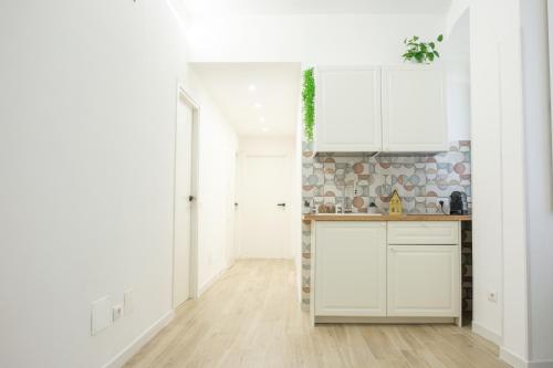 RainbHome Colourful Roman Suites photo 13