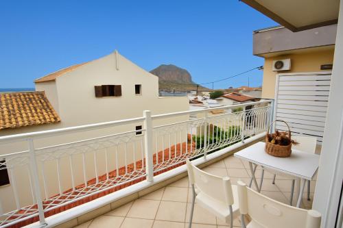 Cosmo Rooms - Seaside Elegance with Views of Monemvasia Castle