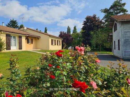 un jardin de roses devant une maison dans l'établissement La Casa - Gîte familal - 15min from Puy duFou, à Mauléon