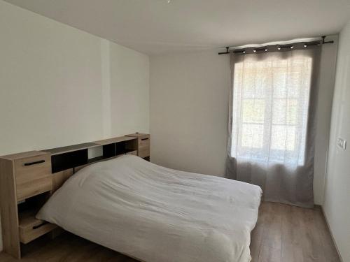 une chambre avec un lit et une fenêtre dans l'établissement Studio Rozelieures, à Rozelieures