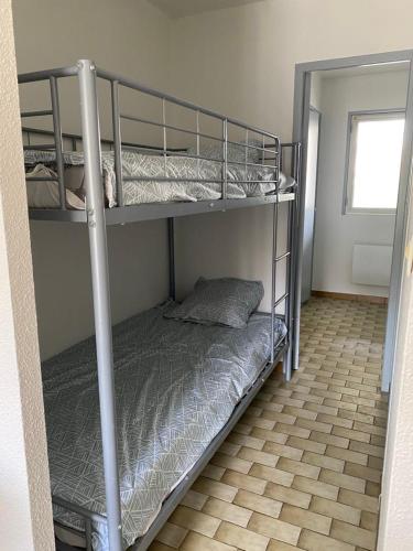 une chambre avec deux lits superposés dans une pièce dans l'établissement T2 ground floor near beach, à Valras-Plage