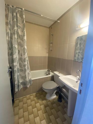 une salle de bain avec toilettes et lavabo dans l'établissement T2 ground floor near beach, à Valras-Plage