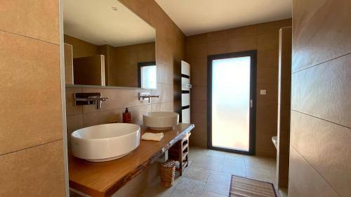 baño con 2 lavabos en una encimera de madera en Domaine Saint Sauveur - 15 pers, en Chantemerle-les-Blés