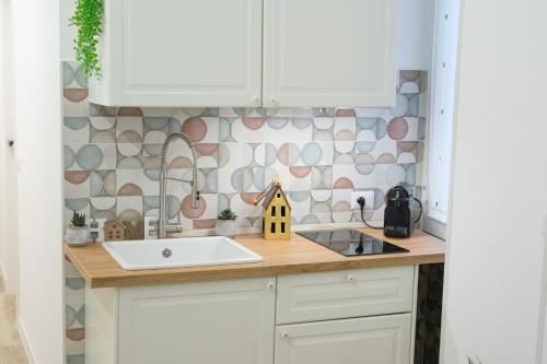 RainbHome Colourful Roman Suites photo 19