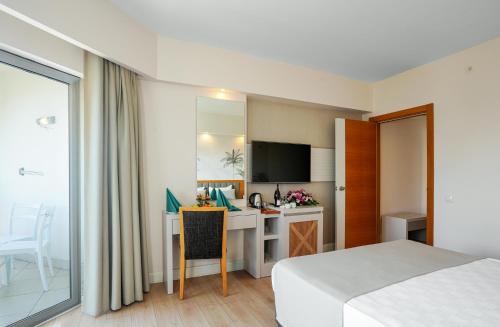 Ένα ή περισσότερα κρεβάτια σε δωμάτιο στο Side Aluna Hotel