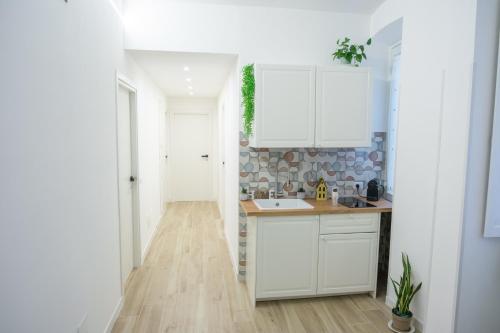 RainbHome Colourful Roman Suites photo 17