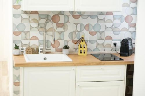 RainbHome Colourful Roman Suites photo 20