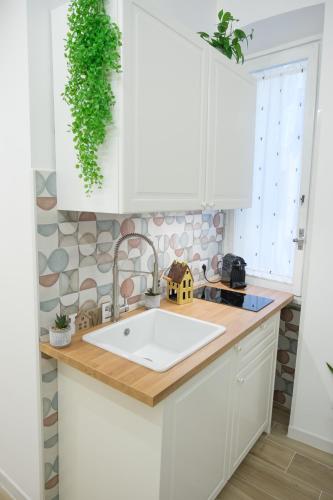 RainbHome Colourful Roman Suites photo 18