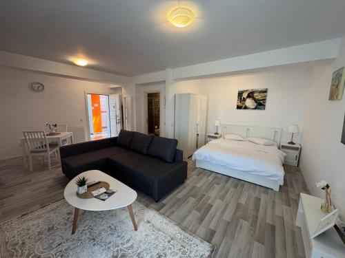 Кровать или кровати в номере Libertatii Gardens Residences