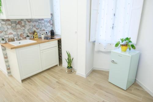 RainbHome Colourful Roman Suites photo 22
