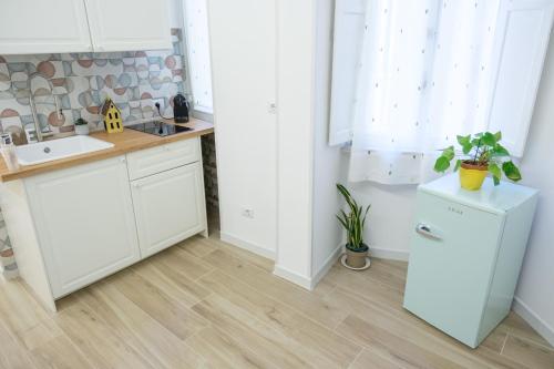 RainbHome Colourful Roman Suites photo 23