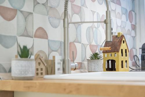 una piccola casa giocattolo su un bancone con piante di RainbHome Colourful Roman Suites a Roma
