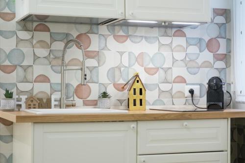 RainbHome Colourful Roman Suites photo 24