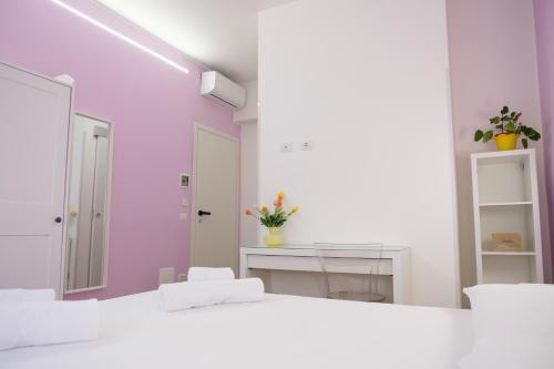 RainbHome Colourful Roman Suites photo 57