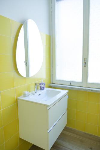 RainbHome Colourful Roman Suites photo 34