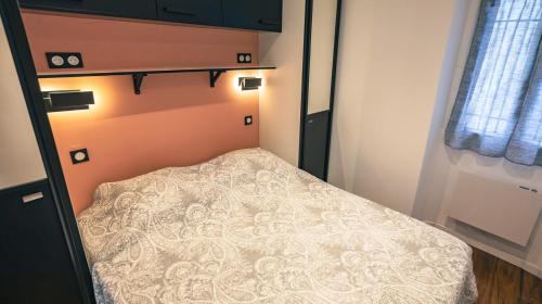 une petite chambre avec un lit dans une petite pièce dans l'établissement Appartement climatisé, plein centre, Garage, à Sainte-Maxime