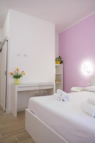 RainbHome Colourful Roman Suites photo 60