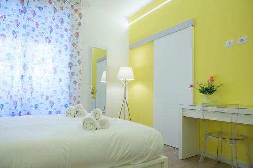 RainbHome Colourful Roman Suites photo 36