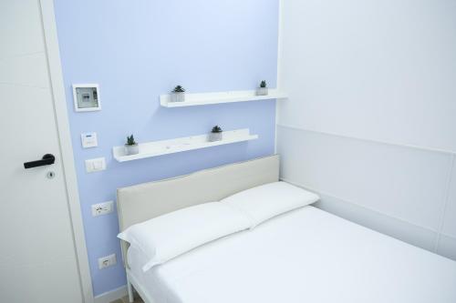 RainbHome Colourful Roman Suites photo 69