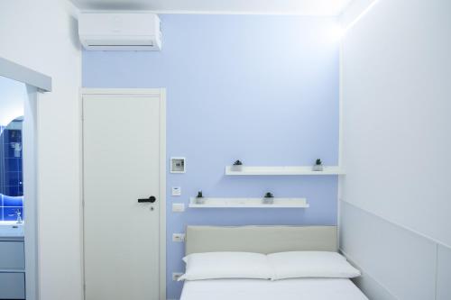 RainbHome Colourful Roman Suites photo 70