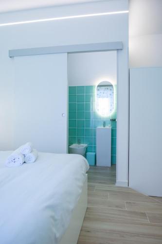 RainbHome Colourful Roman Suites photo 44
