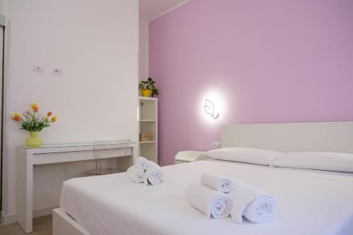 RainbHome Colourful Roman Suites photo 54