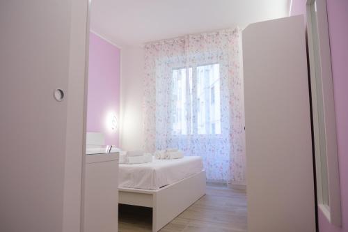 RainbHome Colourful Roman Suites photo 59