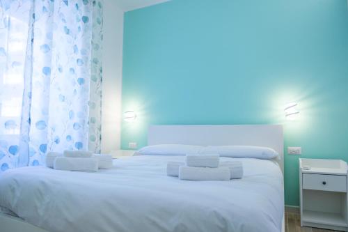 RainbHome Colourful Roman Suites photo 40