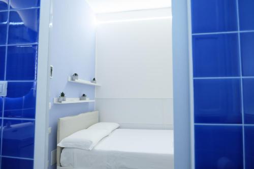 RainbHome Colourful Roman Suites photo 71