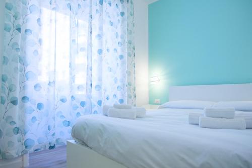 RainbHome Colourful Roman Suites photo 39