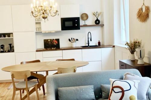 un salon avec une table et un canapé bleu dans l'établissement Bel appartment 2 chambres Hyper Centre Ville, à Quimper