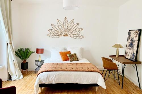 une chambre avec un lit, une table et un bureau dans l'établissement Bel appartment 2 chambres Hyper Centre Ville, à Quimper