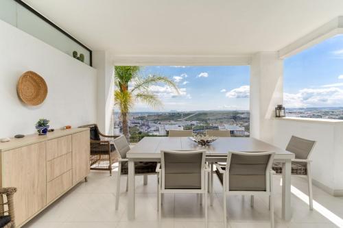 Luxury 2 bed apt with sea view