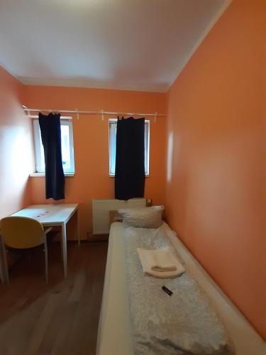 a small room with a bed and a table at 2-Rent Group Hostel Rooms&Apartments TUB19A in Munich