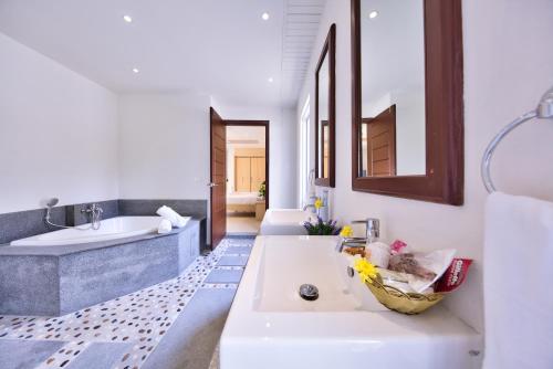 Salle de bains dans l'établissement BAAN RIM TALAY - Beach Side 2 Bed Pool Villa